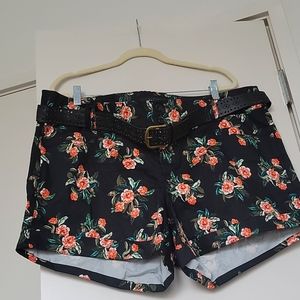 Printed shorts with belt